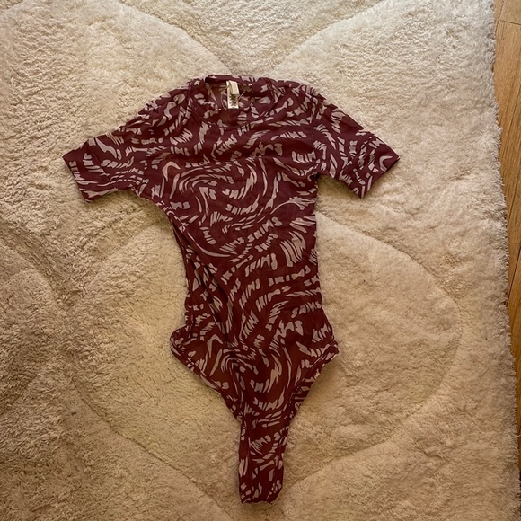 Skims Summer Mesh T Shirt Bodysuit in Raspberry Swirl - Picture 2 of 4